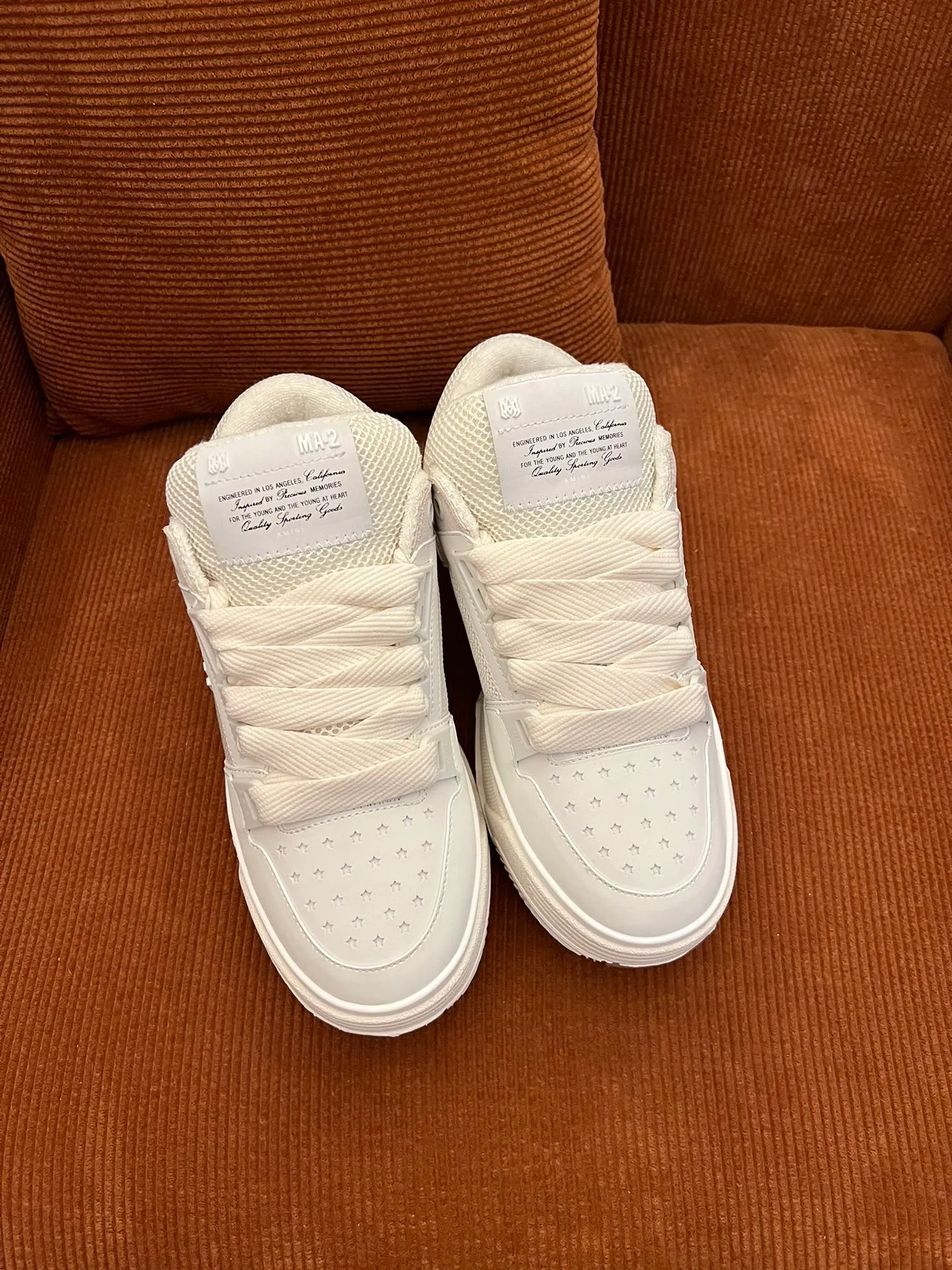 p620💰Men's shoes Amiri Emile's 2023 spring and summer new MA-1 bread shoes, couple models, casual sports shoes, sneakers Amiri gave up the rock punk style in the new season and used a large number of unsaturated colors, Morandi tones, whether you see or wear them, it will make people very happy. The large tongue of the bread shoes continues, shortens the length of the shoe body, thickens the midsole, and the toe part is more rounded. Amiri's brand letters and MA logo appear on the side of the shoe. Fabric: Original customized imported first-layer cowhide + mesh. Lining: Original customized breathable towel lining. Outsole. Foam combination material. Bottom thickness: 4CM. Size: Men's 39-45